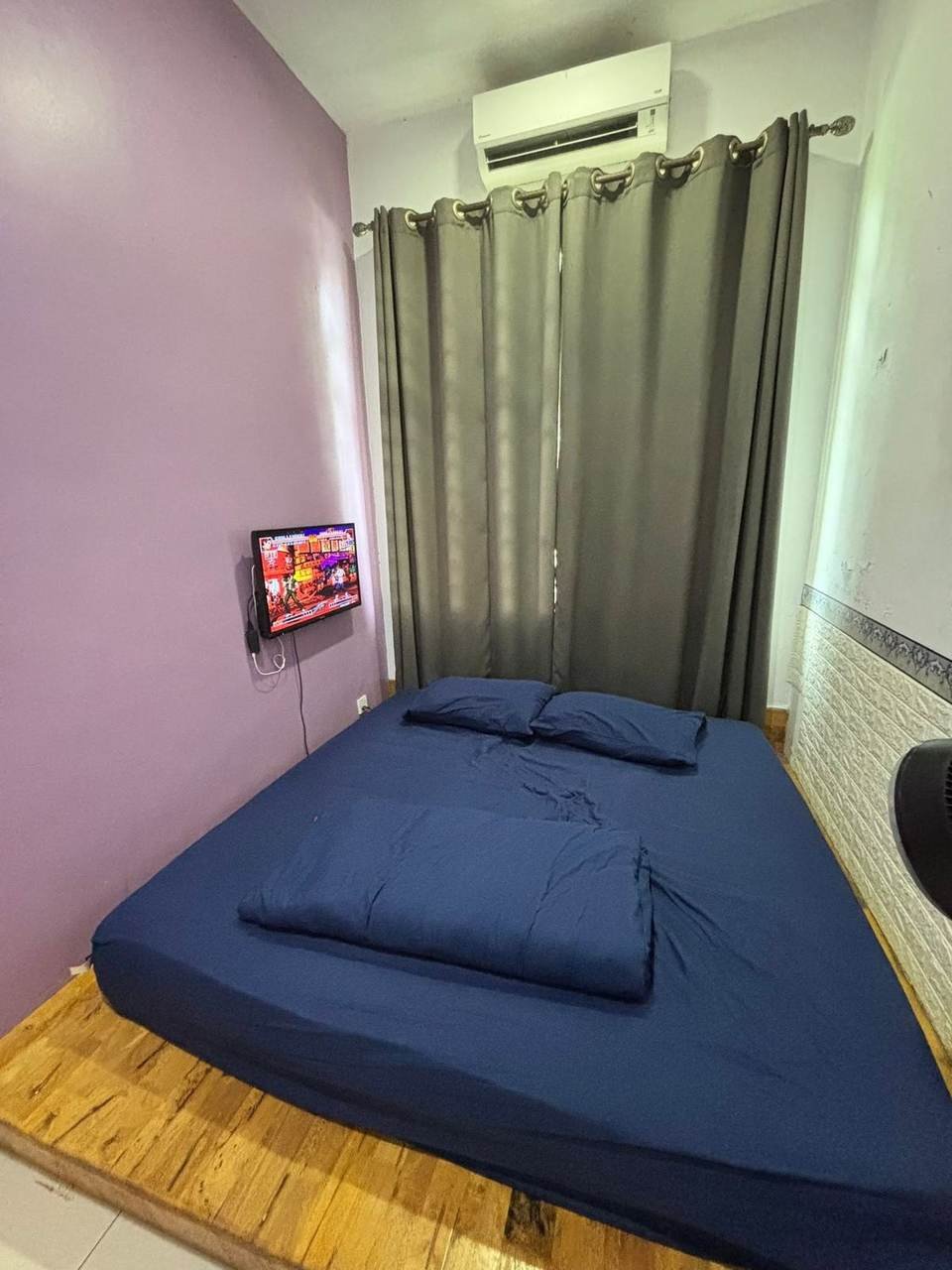Bilik tidur berhawa dingin dengan TV skrin rata