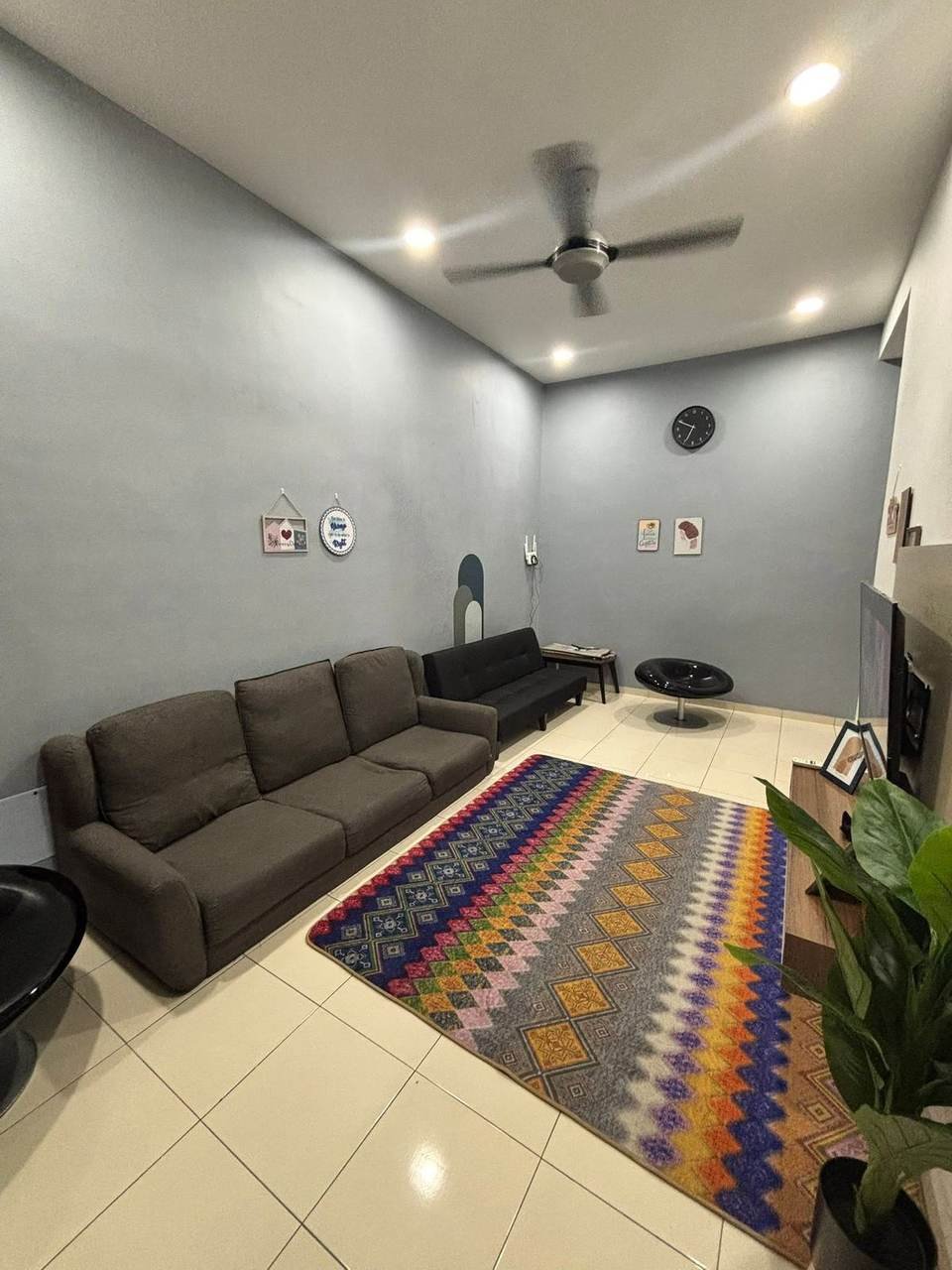 Ruang tamu Homestay Safiyyah dengan sofa besar