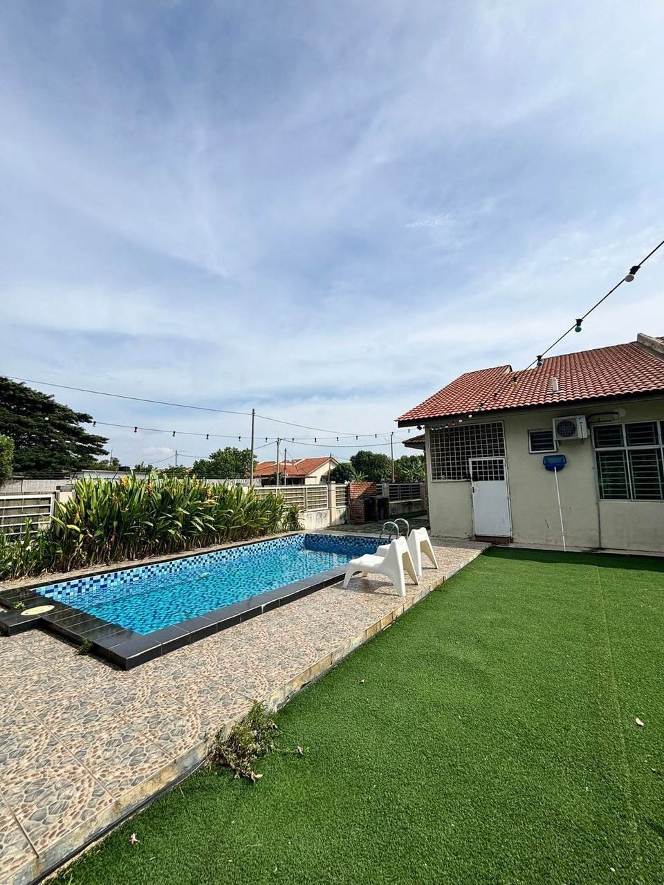 Kolam renang persendirian dengan pandangan ke rumah